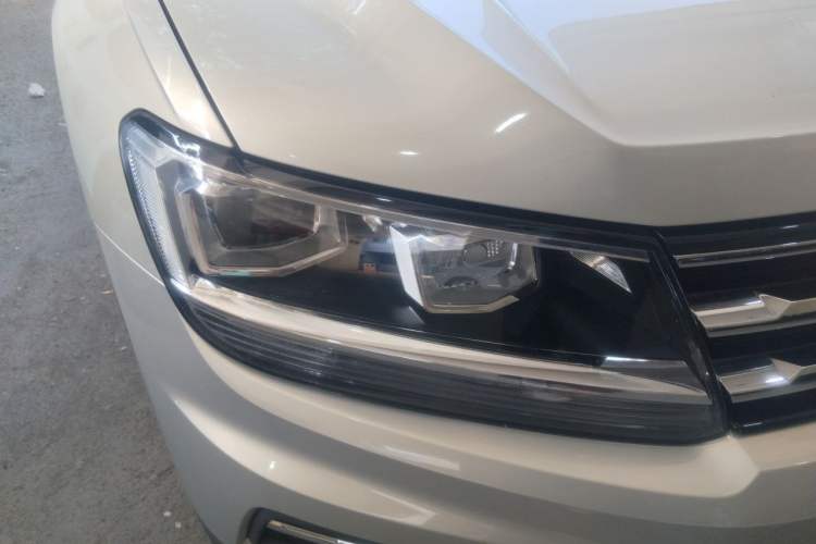 Used Volkswagen Tiguan L 2019 Updated Version 330TSI Automatic Two-Wheel Drive Panoramic Comfort Edition China VI Standard Right Front Headlight