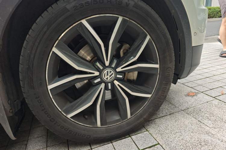 Used Volkswagen Tiguan L 2019 380TSI Automatic All-Wheel Drive Luxury Edition with 7 Seats China VI Standard Right Front Wheel Hub