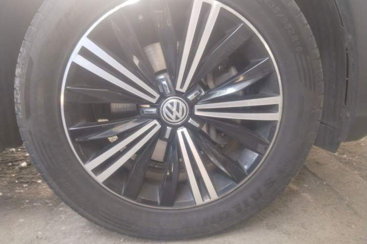 Used Volkswagen Tiguan L 2019 Updated Version 330TSI Automatic Two-Wheel Drive Panoramic Comfort Edition China VI Standard Right Front Wheel Hub