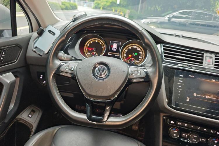 Used Volkswagen Tiguan L 2019 380TSI Automatic All-Wheel Drive Luxury Edition with 7 Seats China VI Standard Steering Wheel