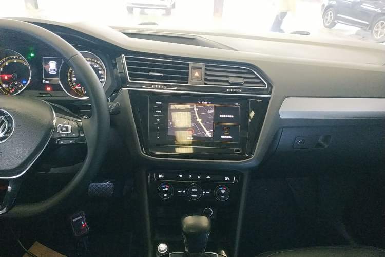 Used Volkswagen Tiguan L 2020 330TSI Automatic Two-Wheel Drive Panoramic Comfort Edition China VI Standard Audio And AC Panel