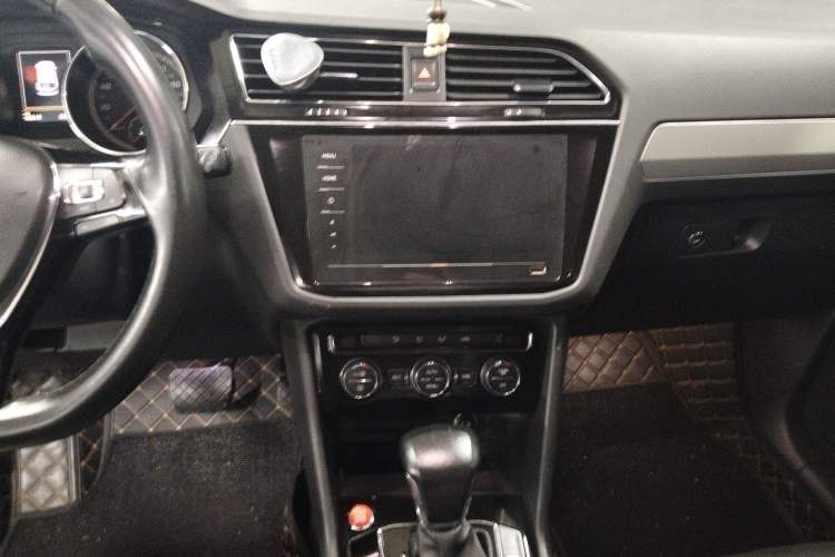 Used Volkswagen Tiguan L 2020 330TSI Automatic Two-Wheel Drive Panoramic Comfort Edition China VI Standard Audio And AC Panel