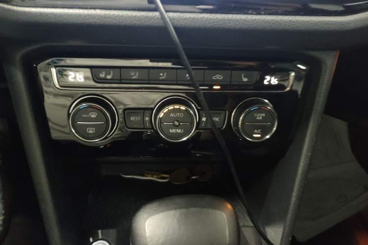 Used Volkswagen Tiguan L 2020 330TSI Automatic Two-Wheel Drive Smart Luxury Edition China VI Standard Audio And AC Panel
