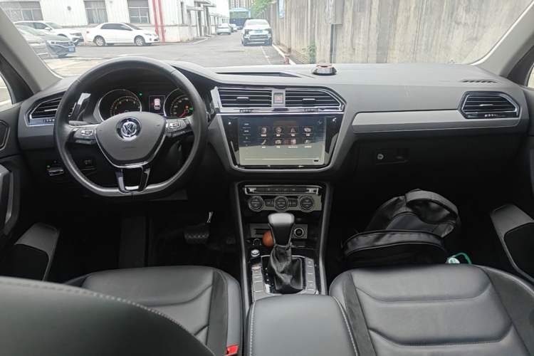 Used Volkswagen Tiguan L 2020 330TSI Automatic Two-Wheel Drive Panoramic Comfort Edition China VI Standard Center Console