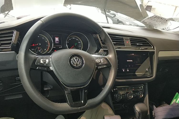 Used Volkswagen Tiguan L 2020 330TSI Automatic Two-Wheel Drive Panoramic Comfort Edition China VI Standard Center Console