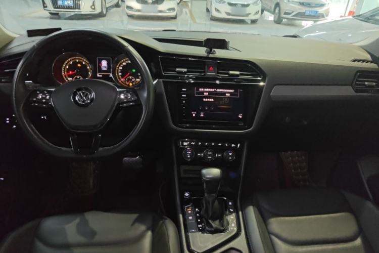 Used Volkswagen Tiguan L 2020 330TSI Automatic Two-Wheel Drive Smart Luxury Edition China VI Standard Center Console