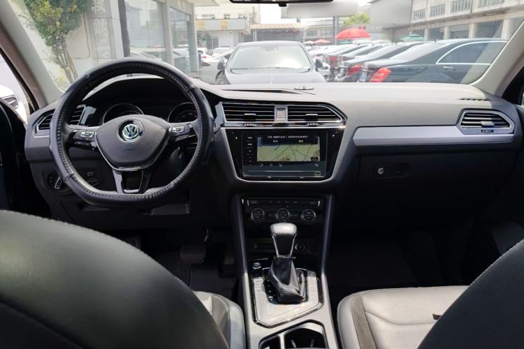 Used Volkswagen Tiguan L 2020 330TSI Automatic Two-Wheel Drive Panoramic Comfort Edition China VI Standard Center Console