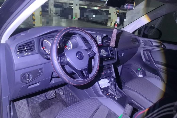 Used Volkswagen Tiguan L 2020 330TSI Automatic Two-Wheel Drive Luxury Edition China VI Standard Center Console