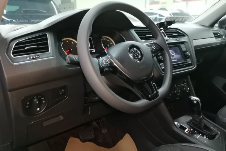 Used Volkswagen Tiguan L 2020 330TSI Automatic Two-Wheel Drive Luxury Edition China VI Standard Center Console