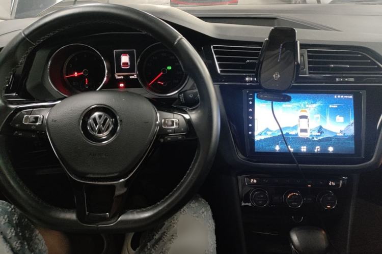 Used Volkswagen Tiguan L 2020 330TSI Automatic Two-Wheel Drive Smart Luxury Edition China VI Standard Center Console
