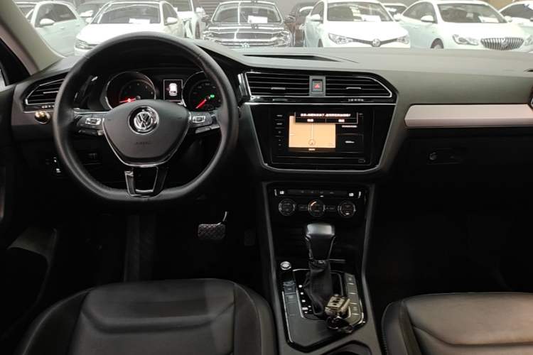 Used Volkswagen Tiguan L 2020 330TSI Automatic Two-Wheel Drive Panoramic Comfort Edition China VI Standard Center Console