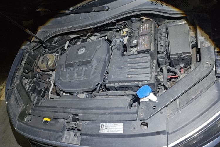 Used Volkswagen Tiguan L 2020 330TSI Automatic Two-Wheel Drive R-Line Flagship Version China VI Standard Engine Bay