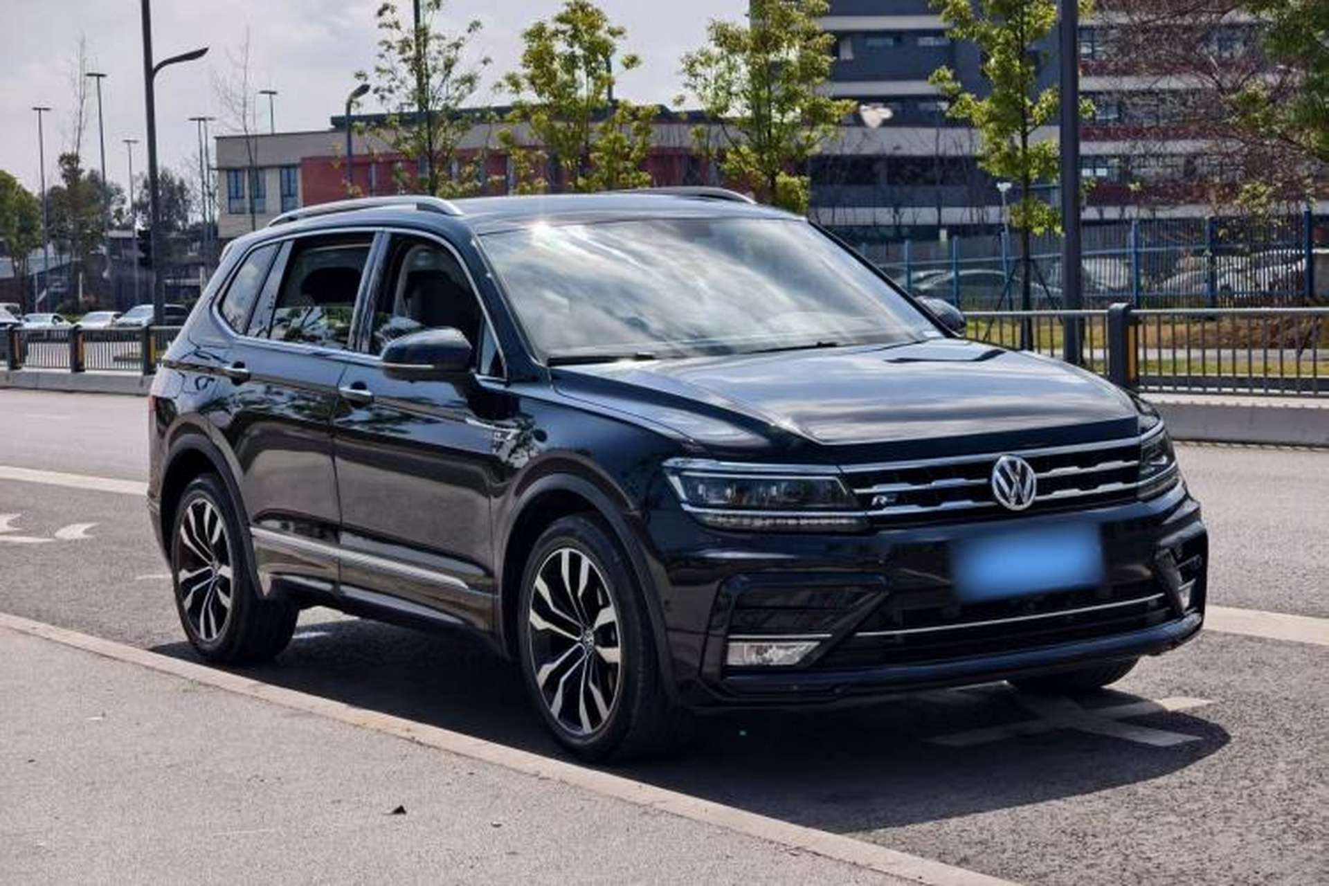 Used Volkswagen Tiguan L 2020 330TSI Automatic Two-Wheel Drive R-Line Flagship Version China VI Standard Exterior 1