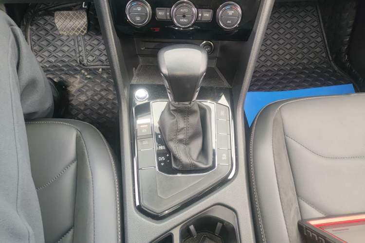 Used Volkswagen Tiguan L 2020 330TSI Automatic Two-Wheel Drive Panoramic Comfort Edition China VI Standard Gear Lever