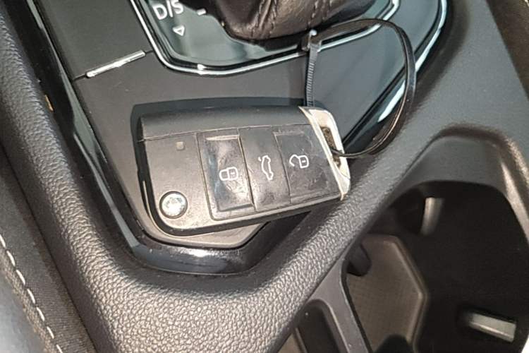 Used Volkswagen Tiguan L 2020 330TSI Automatic Two-Wheel Drive Smart Luxury Edition China VI Standard Interior 1
