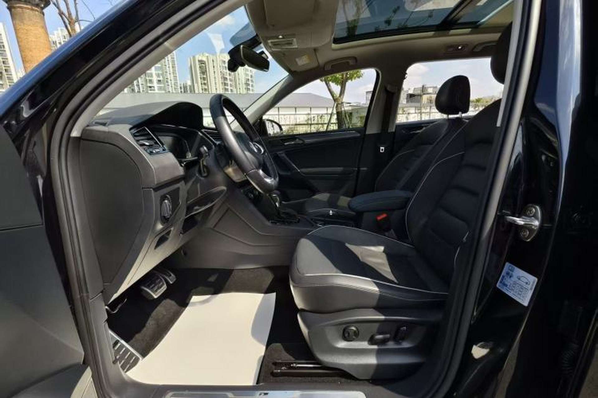 Used Volkswagen Tiguan L 2020 330TSI Automatic Two-Wheel Drive R-Line Flagship Version China VI Standard Interior 2