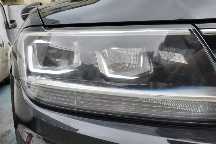 Used Volkswagen Tiguan L 2020 330TSI Automatic Two-Wheel Drive Panoramic Comfort Edition China VI Standard Right Front Headlight