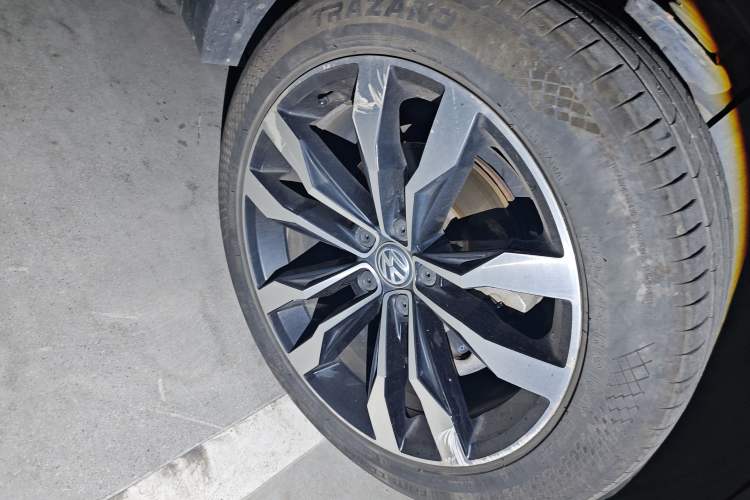 Used Volkswagen Tiguan L 2020 330TSI Automatic Two-Wheel Drive R-Line Flagship Version China VI Standard Right Front Wheel Hub