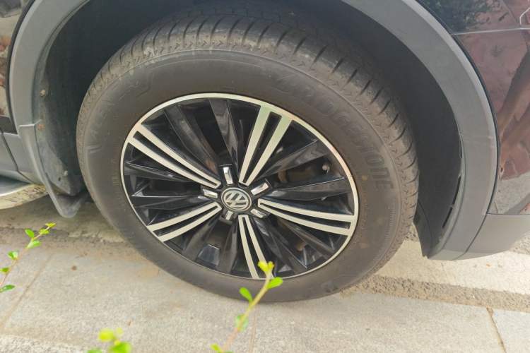 Used Volkswagen Tiguan L 2020 330TSI Automatic Two-Wheel Drive Panoramic Comfort Edition China VI Standard Right Front Wheel Hub