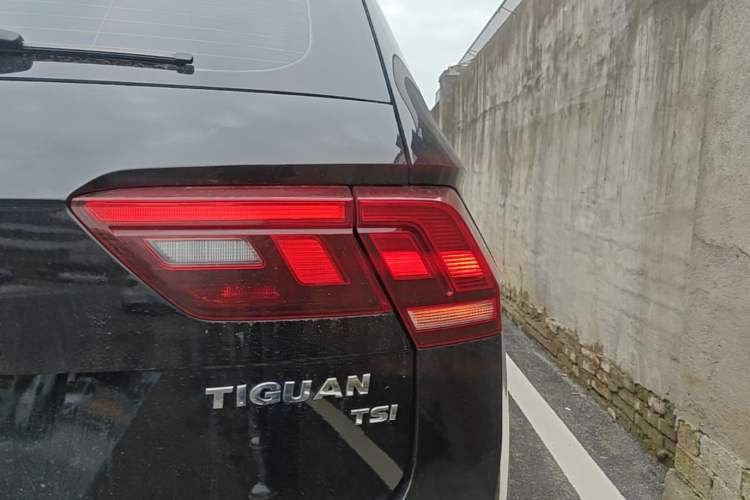 Used Volkswagen Tiguan L 2020 330TSI Automatic Two-Wheel Drive Panoramic Comfort Edition China VI Standard Right Rear Taillight
