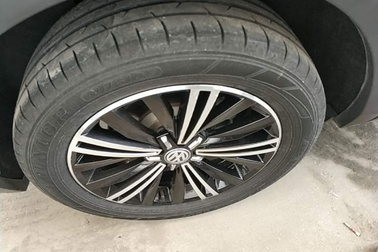 Used Volkswagen Tiguan L 2020 330TSI Automatic Two-Wheel Drive Panoramic Comfort Edition China VI Standard Right Rear Wheel Hub