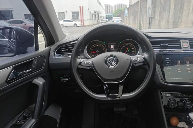 Used Volkswagen Tiguan L 2020 330TSI Automatic Two-Wheel Drive Panoramic Comfort Edition China VI Standard Steering Wheel