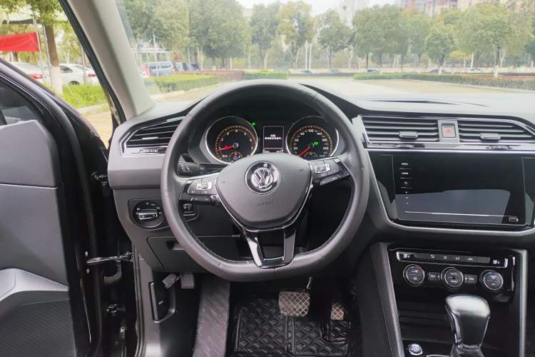 Used Volkswagen Tiguan L 2020 330TSI Automatic Two-Wheel Drive Panoramic Comfort Edition China VI Standard Steering Wheel