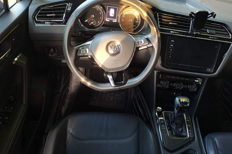 Used Volkswagen Tiguan L 2020 330TSI Automatic Two-Wheel Drive Panoramic Comfort Edition China VI Standard Steering Wheel