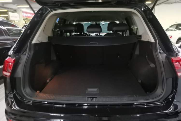 Used Volkswagen Tiguan L 2020 330TSI Automatic Two-Wheel Drive Luxury Edition China VI Standard Trunk