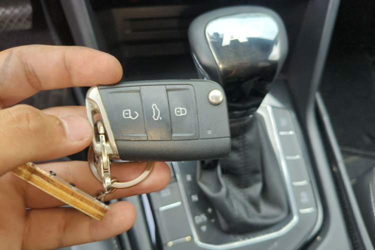 Used Volkswagen Tiguan L 2020 330TSI Automatic Two-Wheel Drive Panoramic Comfort Edition China VI Standard Vehicle Key