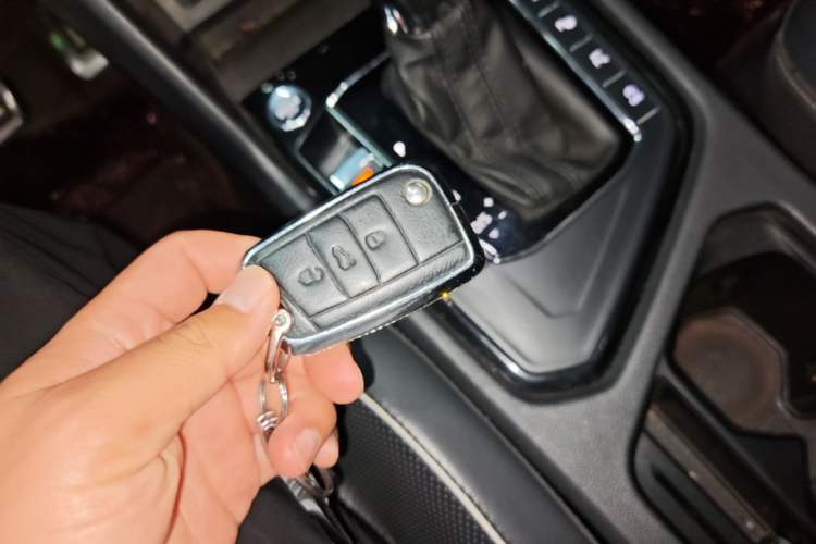 Used Volkswagen Tiguan L 2020 330TSI Automatic Two-Wheel Drive R-Line Flagship Version China VI Standard Vehicle Key