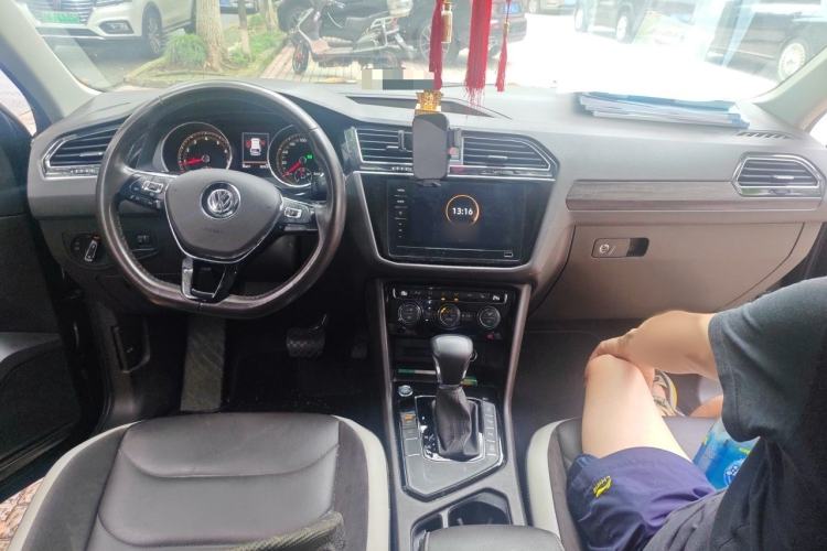 Used Volkswagen Tiguan L 2020 330TSI Automatic Two-Wheel Drive Smart Luxury Edition China VI Standard Interior 2