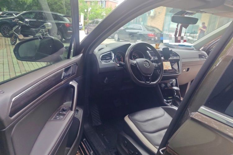 Used Volkswagen Tiguan L 2020 330TSI Automatic Two-Wheel Drive Smart Luxury Edition China VI Standard Interior 3
