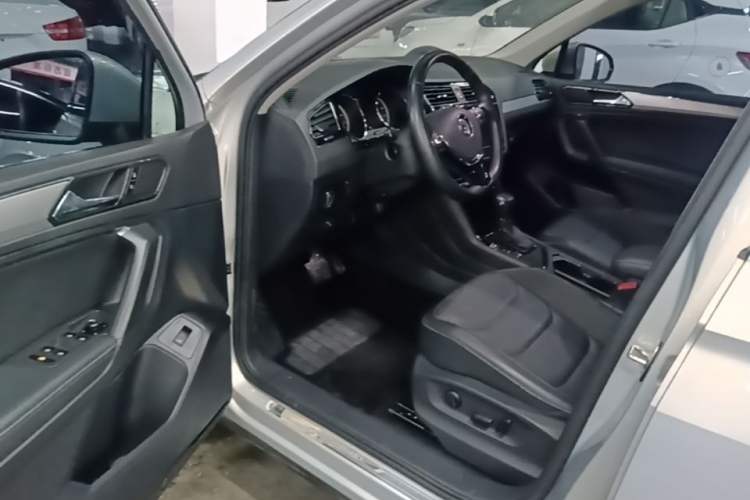 Used Volkswagen Tiguan L 2020 330TSI Automatic Two-Wheel Drive Smart Luxury Edition China VI Standard Driver Seat
