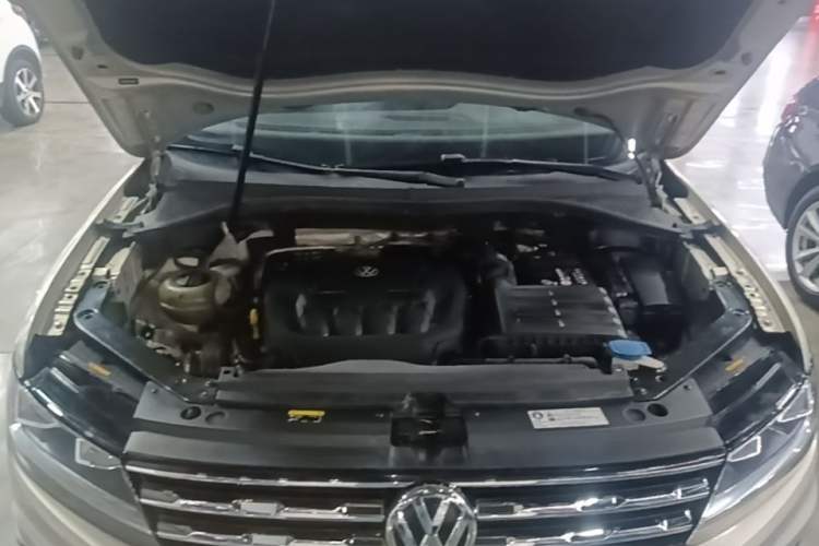 Used Volkswagen Tiguan L 2020 330TSI Automatic Two-Wheel Drive Smart Luxury Edition China VI Standard Engine Bay
