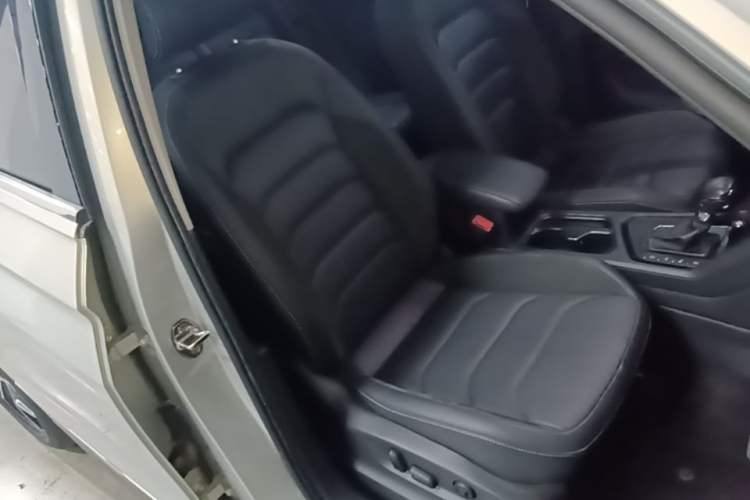 Used Volkswagen Tiguan L 2020 330TSI Automatic Two-Wheel Drive Smart Luxury Edition China VI Standard Right Front Seat