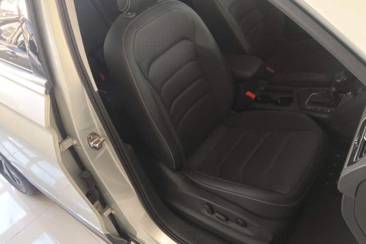 Used Volkswagen Tiguan L 2020 330TSI Automatic Two-Wheel Drive Panoramic Comfort Edition China VI Standard Right Front Seat