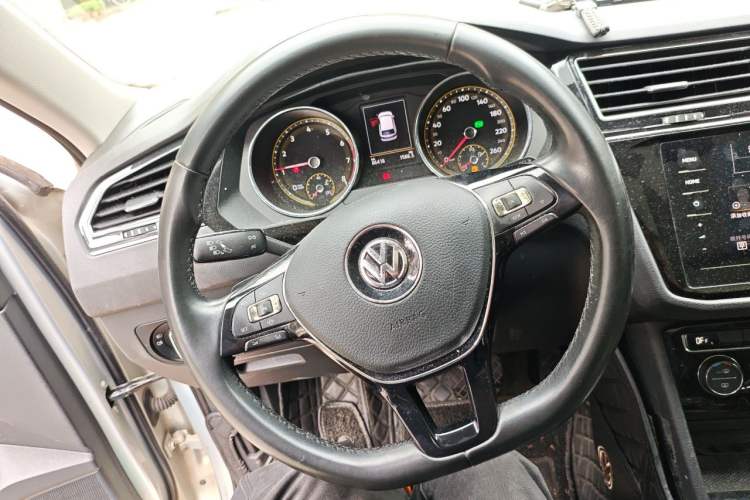 Used Volkswagen Tiguan L 2020 330TSI Automatic Two-Wheel Drive Panoramic Comfort Edition China VI Standard Steering Wheel