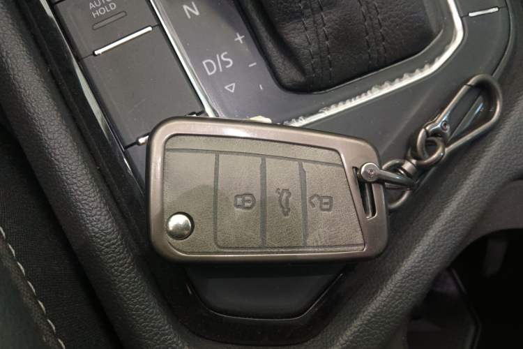 Used Volkswagen Tiguan L 2020 330TSI Automatic Two-Wheel Drive Panoramic Comfort Edition China VI Standard Vehicle Key