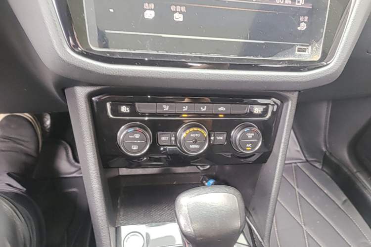 Used Volkswagen Tiguan L 2020 330TSI Automatic Two-Wheel Drive Panoramic Comfort Edition China VI Standard Audio And AC Panel