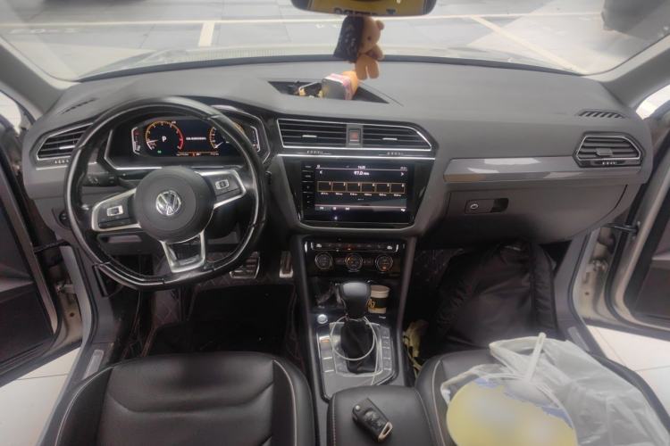 Used Volkswagen Tiguan L 2020 330TSI Automatic Two-Wheel Drive R-Line Flagship Version China VI Standard Center Console