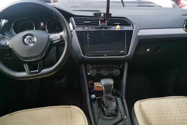 Used Volkswagen Tiguan L 2020 330TSI Automatic Two-Wheel Drive Smart Luxury Edition China VI Standard Center Console