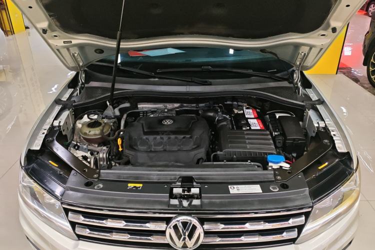 Used Volkswagen Tiguan L 2020 330TSI Automatic Two-Wheel Drive Luxury Edition China VI Standard Engine Bay