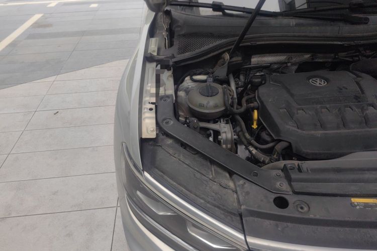 Used Volkswagen Tiguan L 2020 330TSI Automatic Two-Wheel Drive R-Line Flagship Version China VI Standard Engine Bay Right