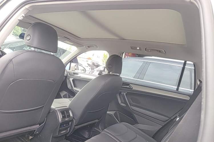 Used Volkswagen Tiguan L 2020 330TSI Automatic Two-Wheel Drive Panoramic Comfort Edition China VI Standard Headliner