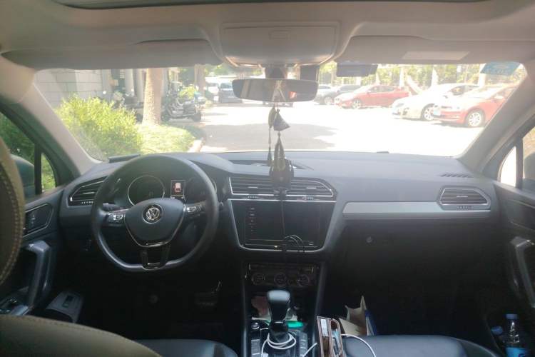 Used Volkswagen Tiguan L 2020 330TSI Automatic Two-Wheel Drive Smart Luxury Edition China VI Standard Headliner