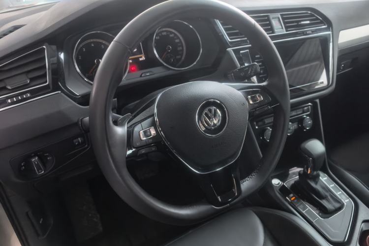 Used Volkswagen Tiguan L 2020 330TSI Automatic Two-Wheel Drive Panoramic Comfort Edition China VI Standard Interior 1