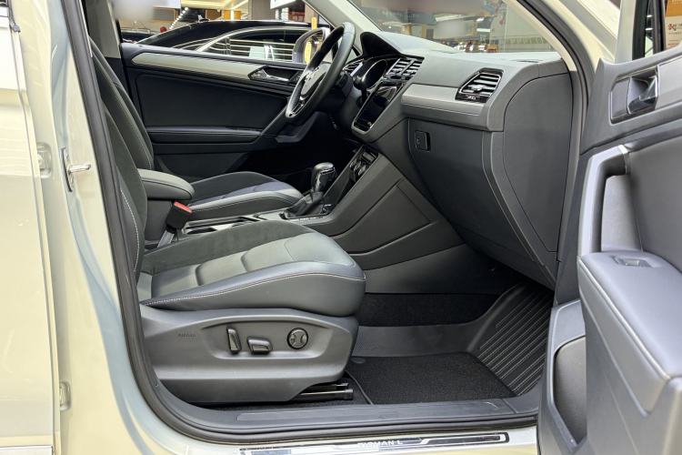 Used Volkswagen Tiguan L 2020 330TSI Automatic Two-Wheel Drive Smart Luxury Edition China VI Standard Interior 12