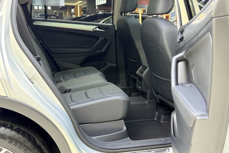 Used Volkswagen Tiguan L 2020 330TSI Automatic Two-Wheel Drive Smart Luxury Edition China VI Standard Interior 13