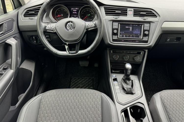Used Volkswagen Tiguan L 2020 330TSI Automatic Two-Wheel Drive Luxury Edition China VI Standard Interior 2